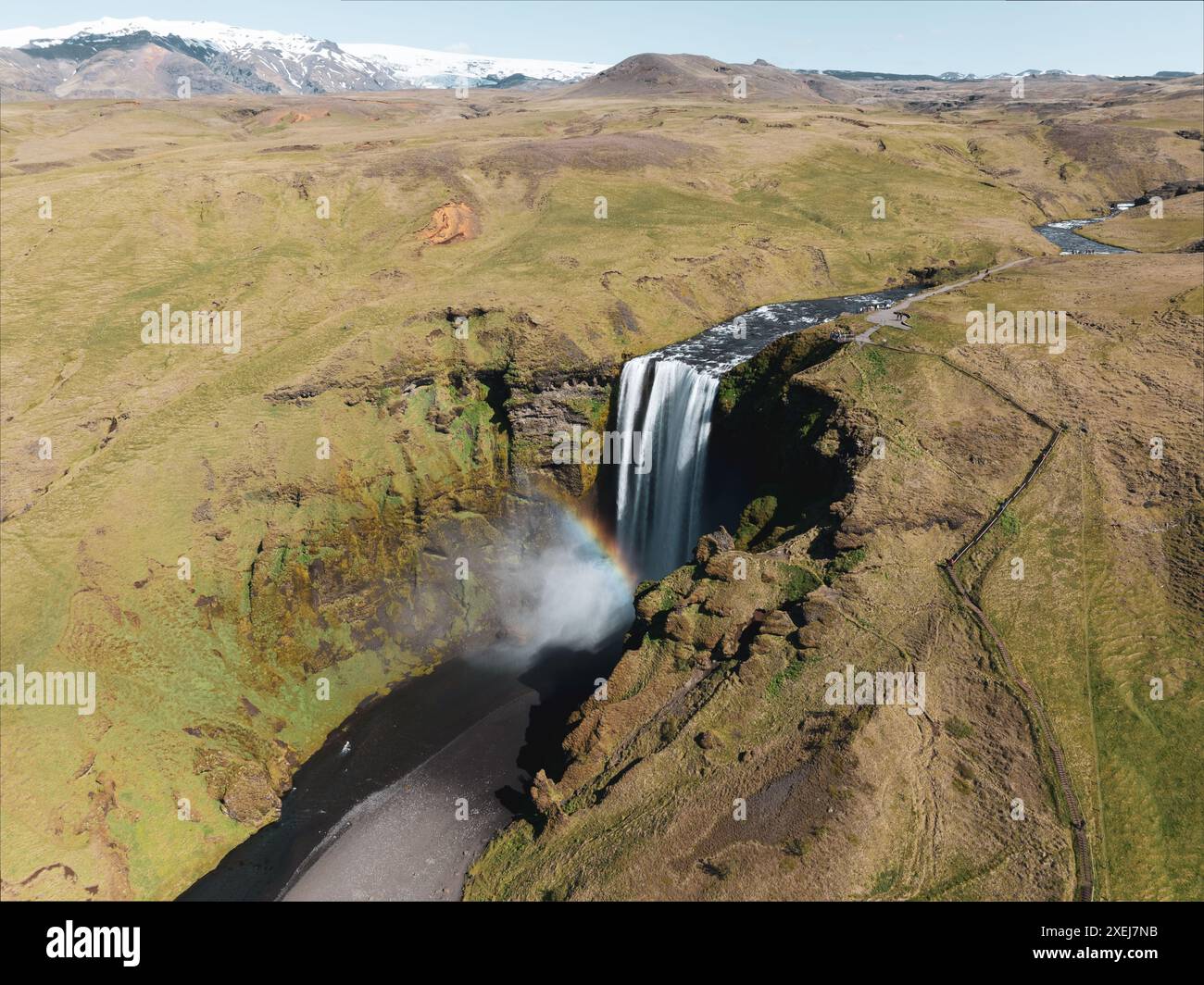 Vue d'en haut, vue aérienne imprenable sur la spectaculaire cascade de Skógafoss dans le sud de l'Islande. Skógafoss est l'une des plus grandes cascades d'Islande. Banque D'Images