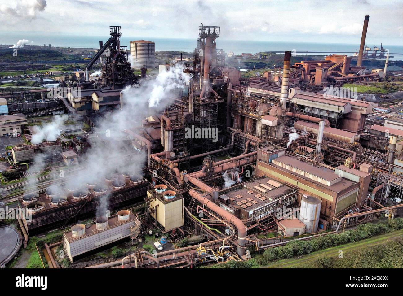 Photo du dossier datée du 15/09/23 de l'aciérie Port Talbot de Tata Steel dans le sud du pays de Galles. Les politiciens travaillistes ont exhorté Tata à éviter de prendre des mesures qui ne peuvent être annulées avant le résultat des élections après que le géant de l'acier a annoncé qu'il présentait des plans pour fermer les hauts fourneaux de sa plus grande usine en raison d'une grève. Date d'émission : jeudi 25 avril 2024. Banque D'Images