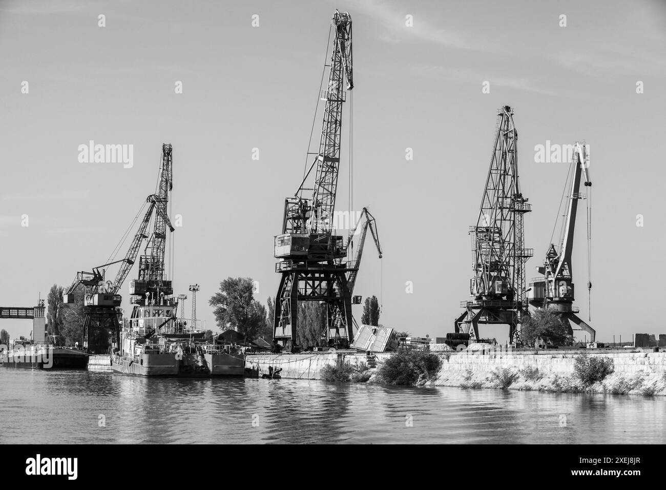 Grues portiques du port de Ruse, Bulgarie. Photo noir et blanc Banque D'Images