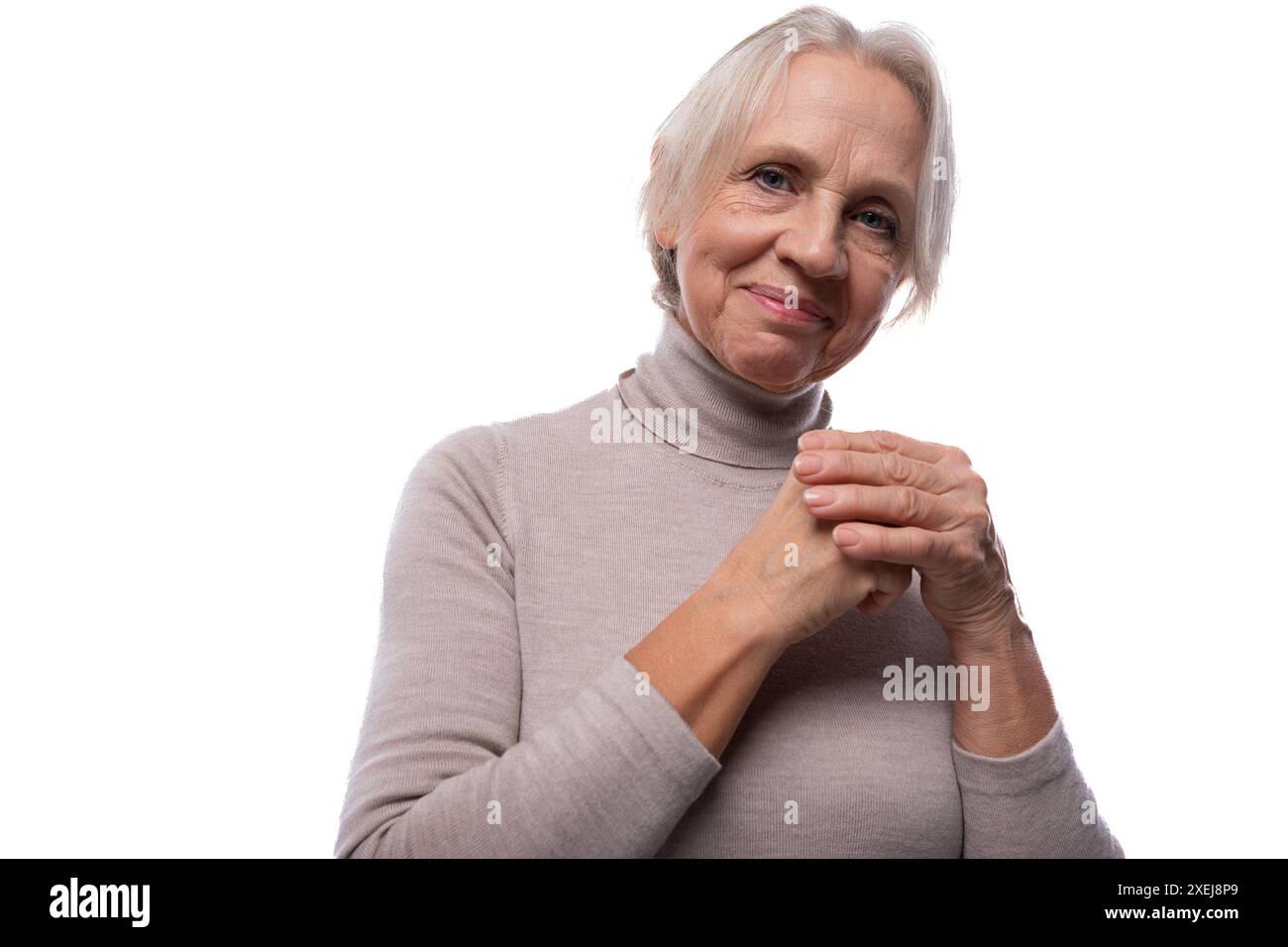 Portrait d'une jolie femme mature aux cheveux gris Banque D'Images