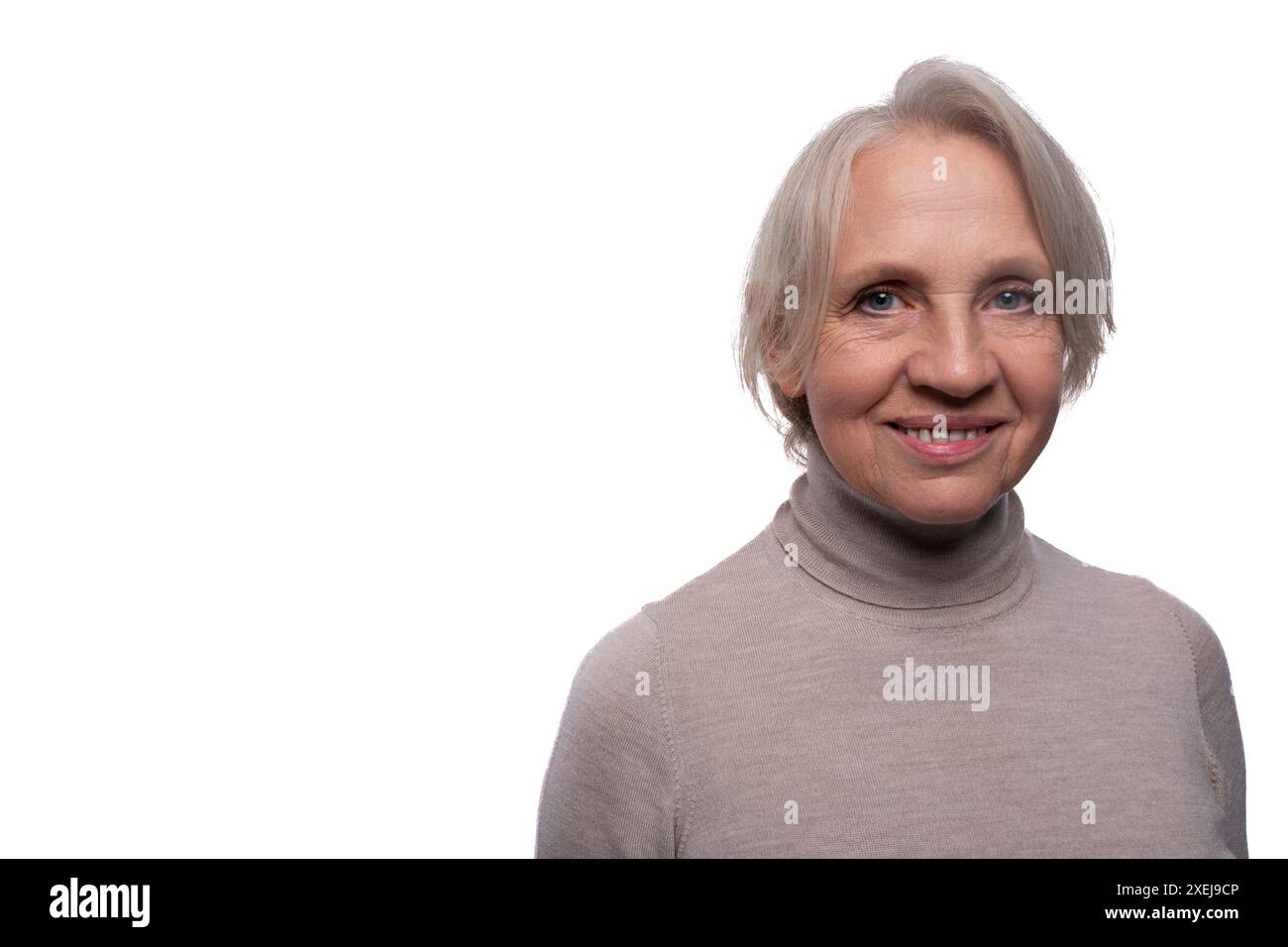 Portrait d'une femme mûre de genre avec les cheveux gris sur un fond blanc Banque D'Images