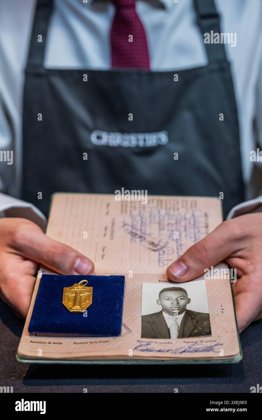 Londres, Royaume-Uni. 28 juin 2024. La médaille du vainqueur de la Coupe du monde de la FIFA 1962 a été décernée rétrospectivement au légendaire footballeur professionnel brésilien Pelé (estimation : £200,000-300,000) - ventes Christie's Classic week. Couvrant l'art de l'Antiquité au XXe siècle, avec six ventes aux enchères en direct, la série se déroulera du 2 au 10 juillet, avec des temps forts des enchères à la vue du public du 28 juin. Crédit : Guy Bell/Alamy Live News Banque D'Images