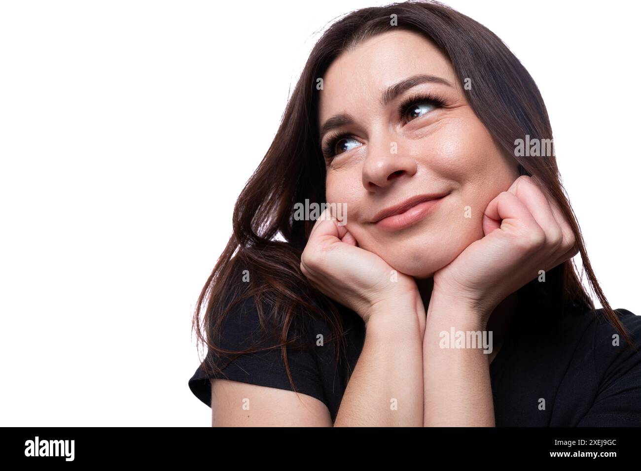 Jeune femme insouciante aux yeux bruns portant un T-shirt noir, portrait en gros plan Banque D'Images