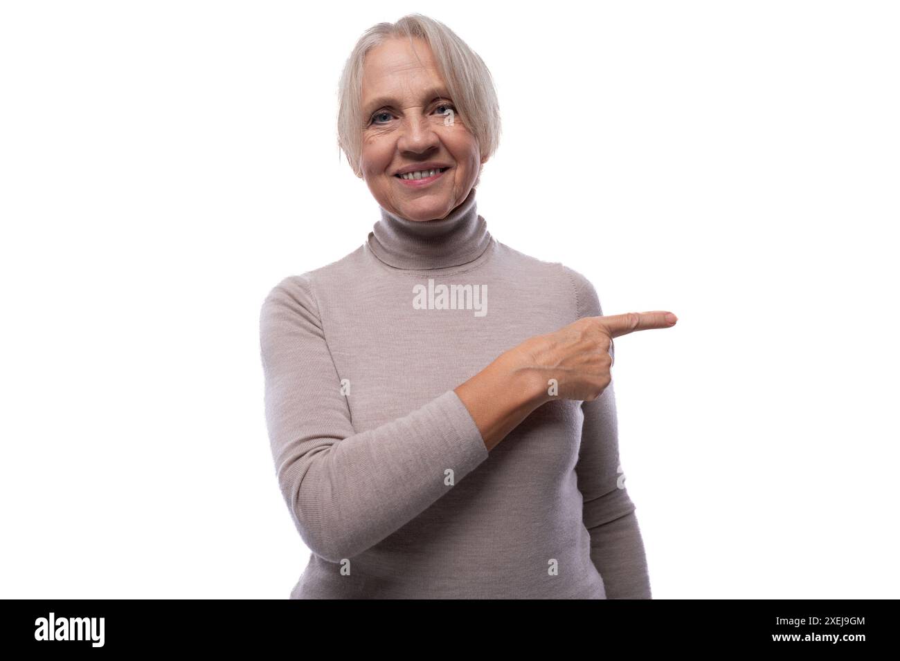 Femme caucasienne de 60 ans avec cheveux courts isolés sur fond blanc Banque D'Images