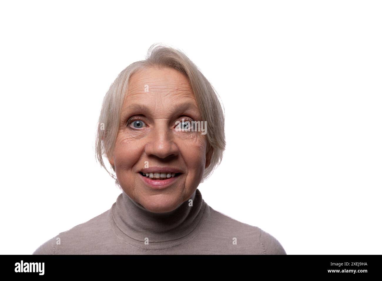 Femme senior européenne avec les cheveux gris gros plan sur fond blanc Banque D'Images
