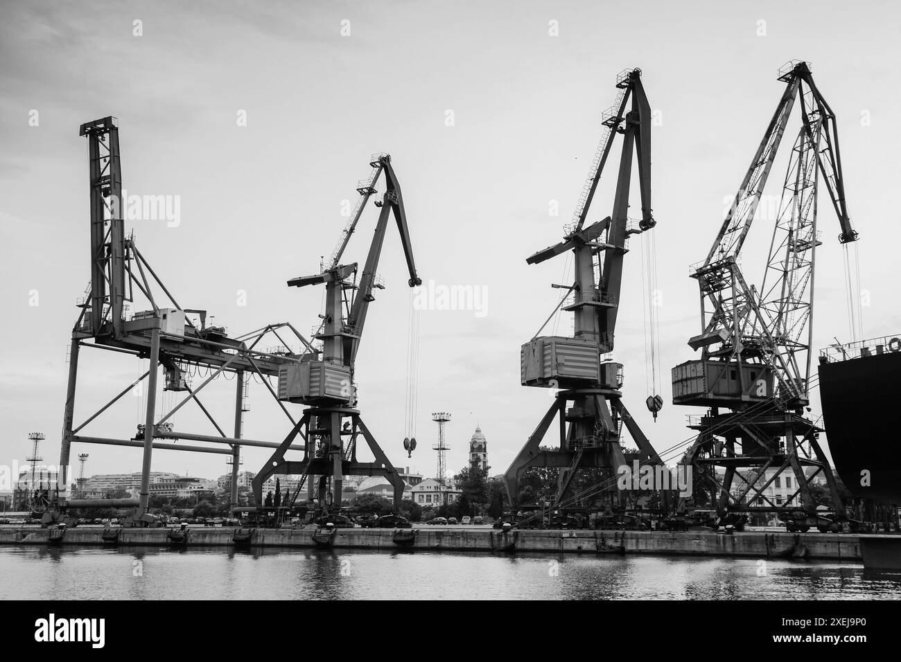 Silhouettes de grues portiques du port maritime de Varna, Bulgarie. Photo noir et blanc Banque D'Images