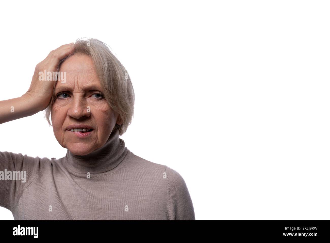 Portrait d'une femme âgée excitée avec les cheveux gris sur un fond avec espace de copie Banque D'Images