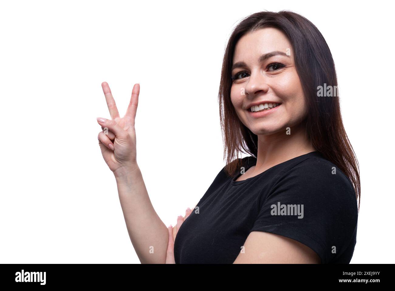 Femme souriante brune de 25 ans d'apparence européenne Banque D'Images