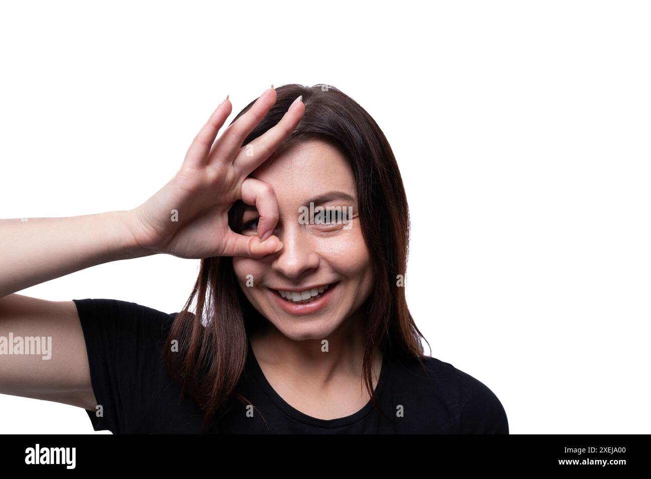 Jeune femme brunette caucasienne avec des cheveux noirs salutation sur fond blanc Banque D'Images