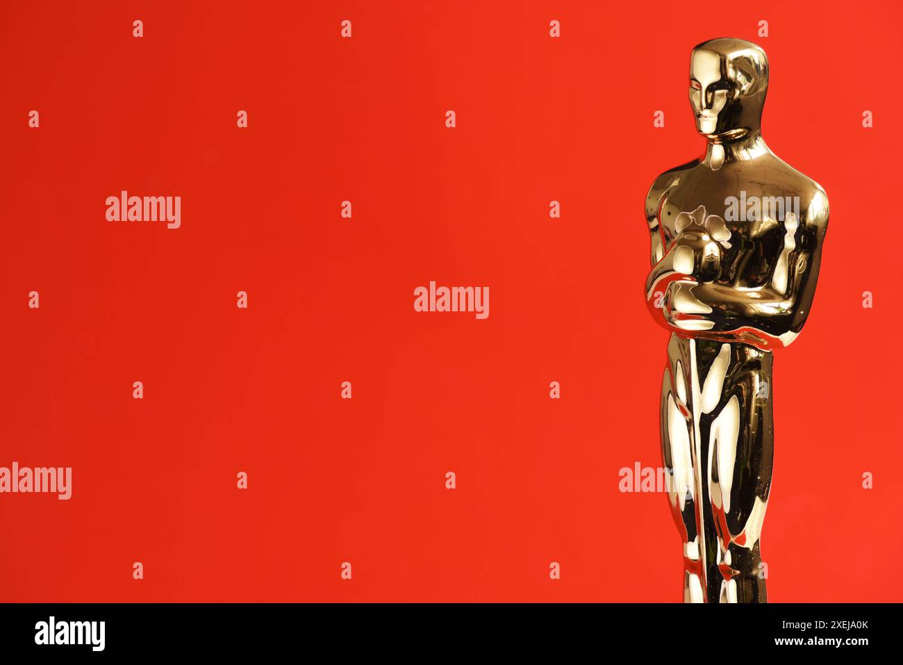 Oscar sur fond rouge avec espace de copie Banque D'Images