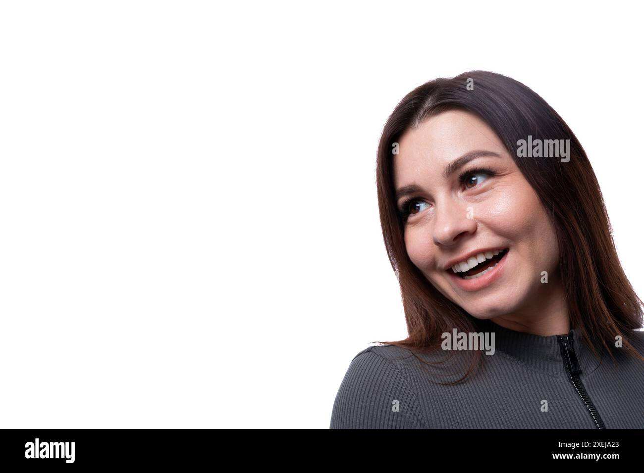femme de 25 ans avec les cheveux noirs souriant doucement, photo en gros plan sur un fond blanc avec espace de copie Banque D'Images