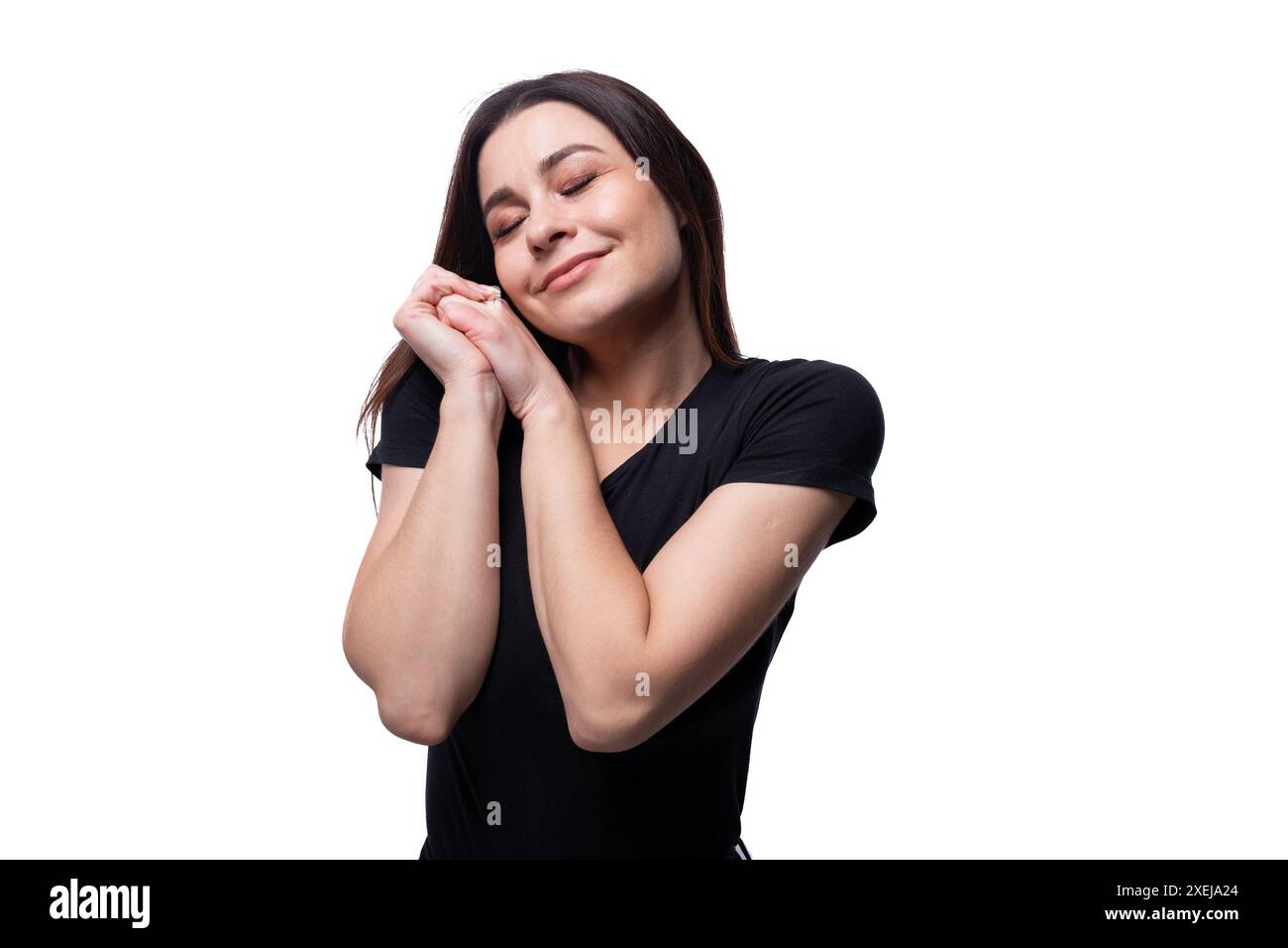 femme brune de 25 ans avec les yeux bruns est amoureuse Banque D'Images