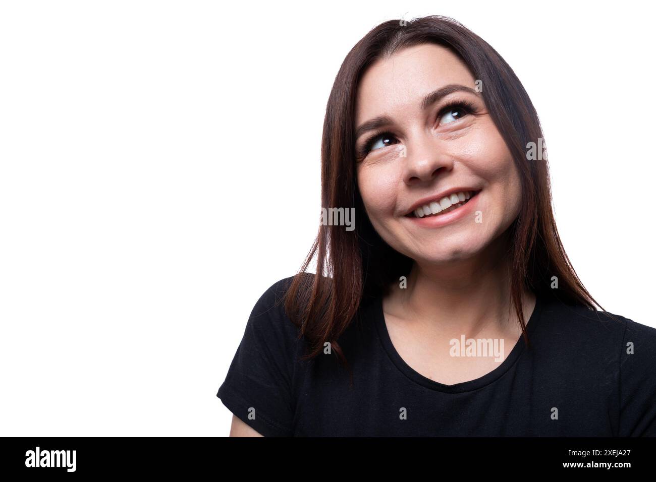 Jeune belle femme aux yeux bruns portant un T-shirt noir Banque D'Images