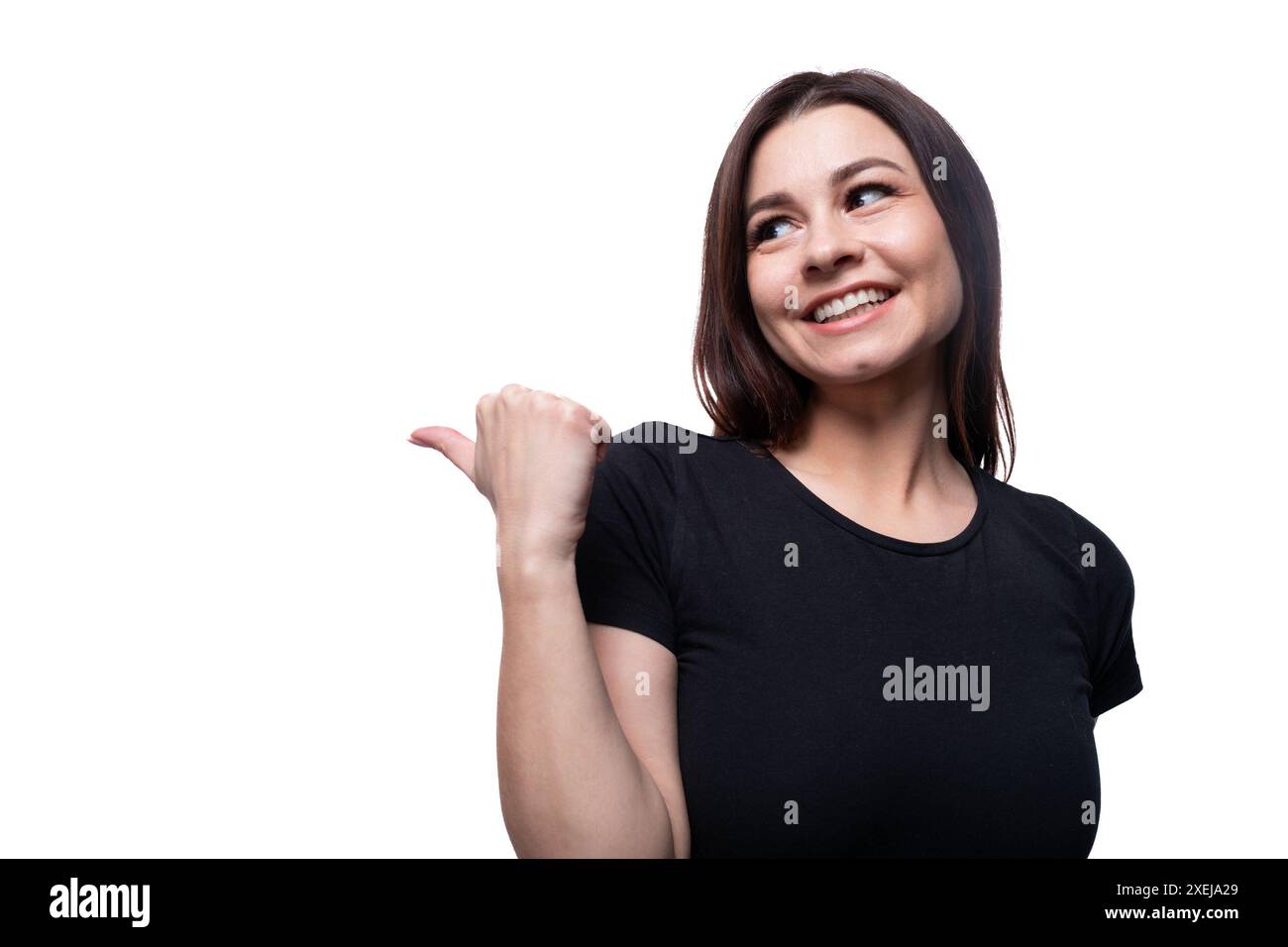 Jeune femme surprise regardant sur le côté sur un fond avec espace de copie Banque D'Images