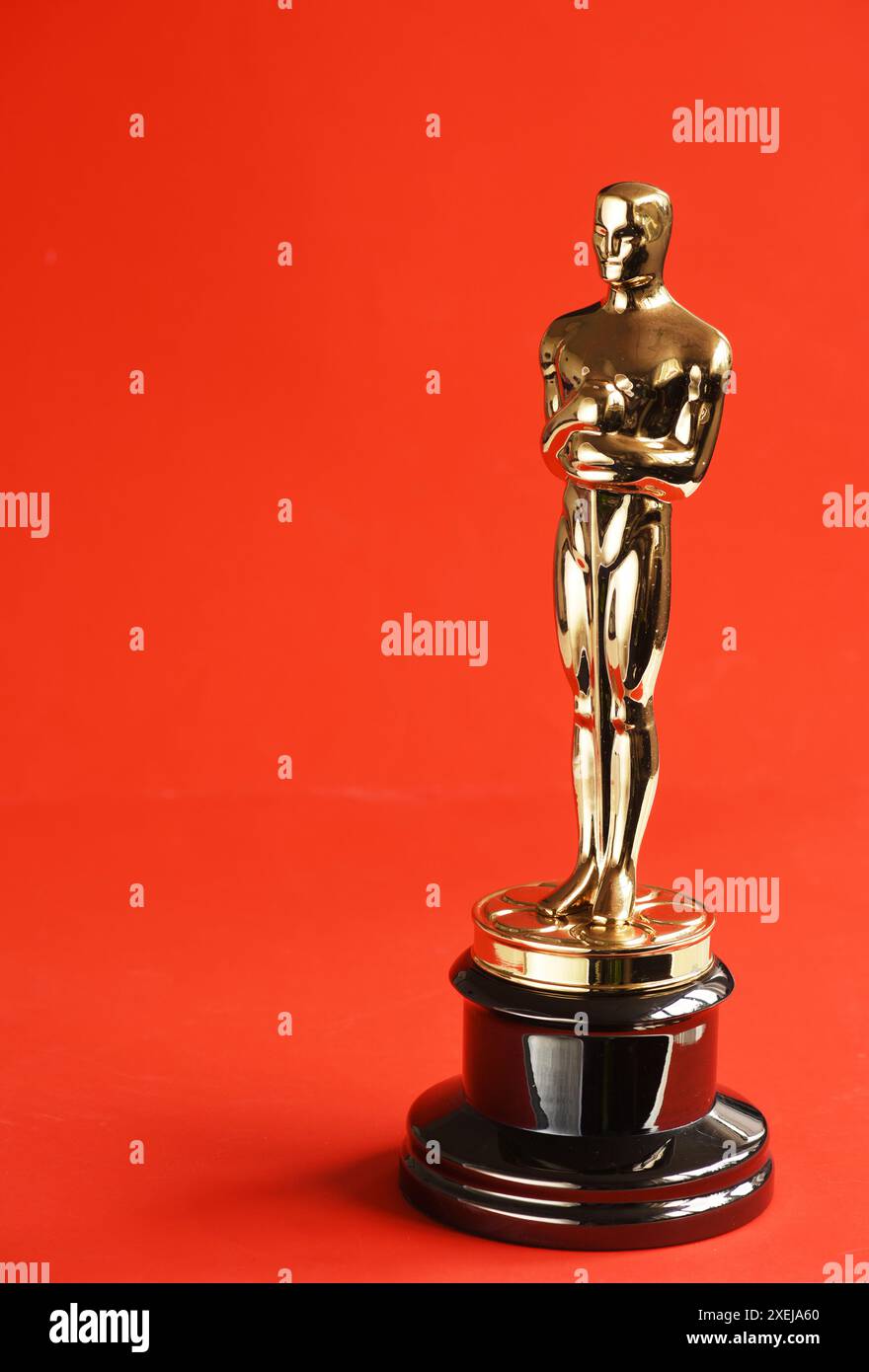 Oscar sur fond rouge avec espace de copie Banque D'Images