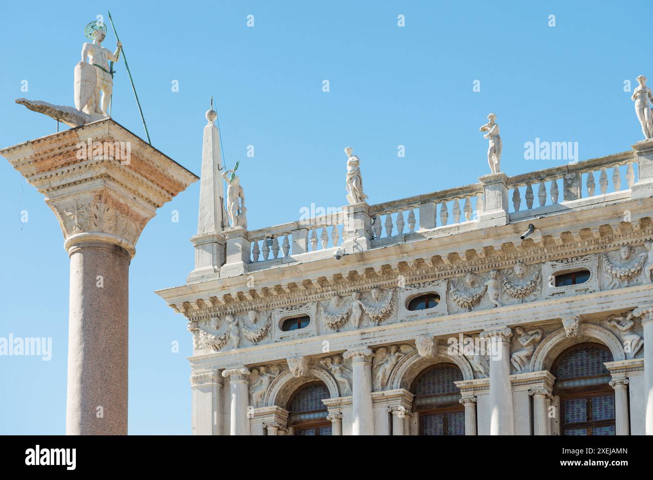 Colonne de San Teodoro et bâtiment de la Bibliothèque nationale sur la place Saint-Marc à Venise, Italie Banque D'Images
