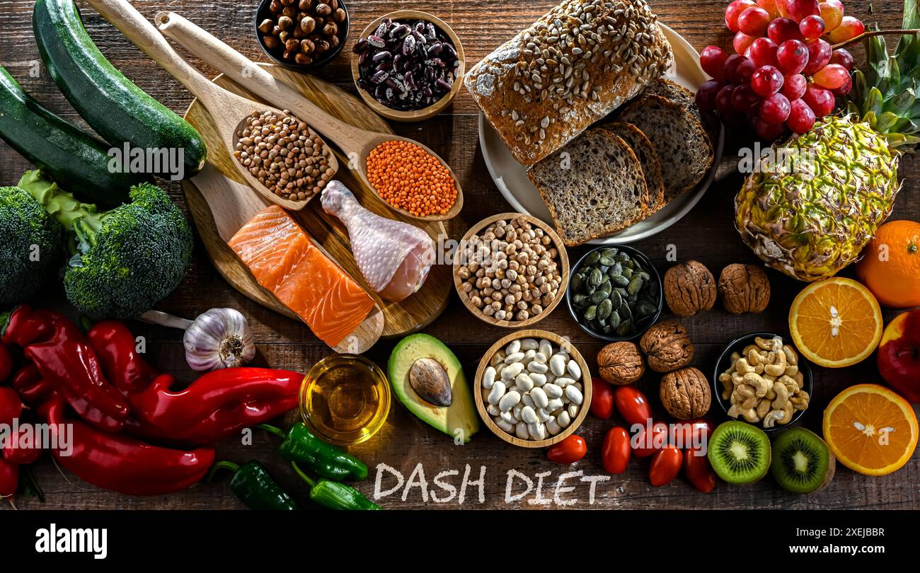 Produits alimentaires représentant le régime DASH qui a été créé pour aider à abaisser l'hypertension artérielle Banque D'Images