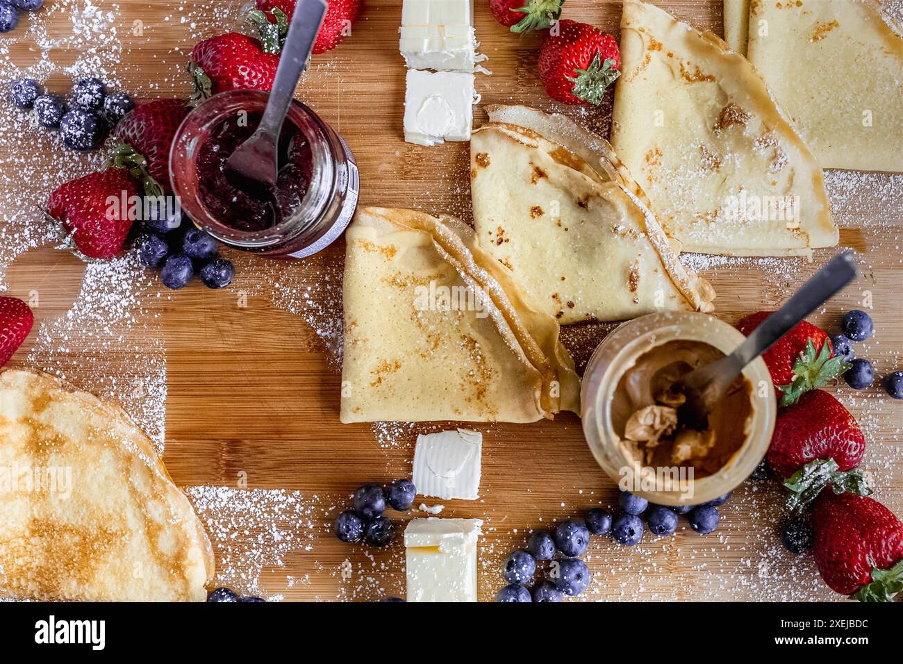 Crêpes sucrées avec des baies fraîches et des pâtes à tartiner Banque D'Images