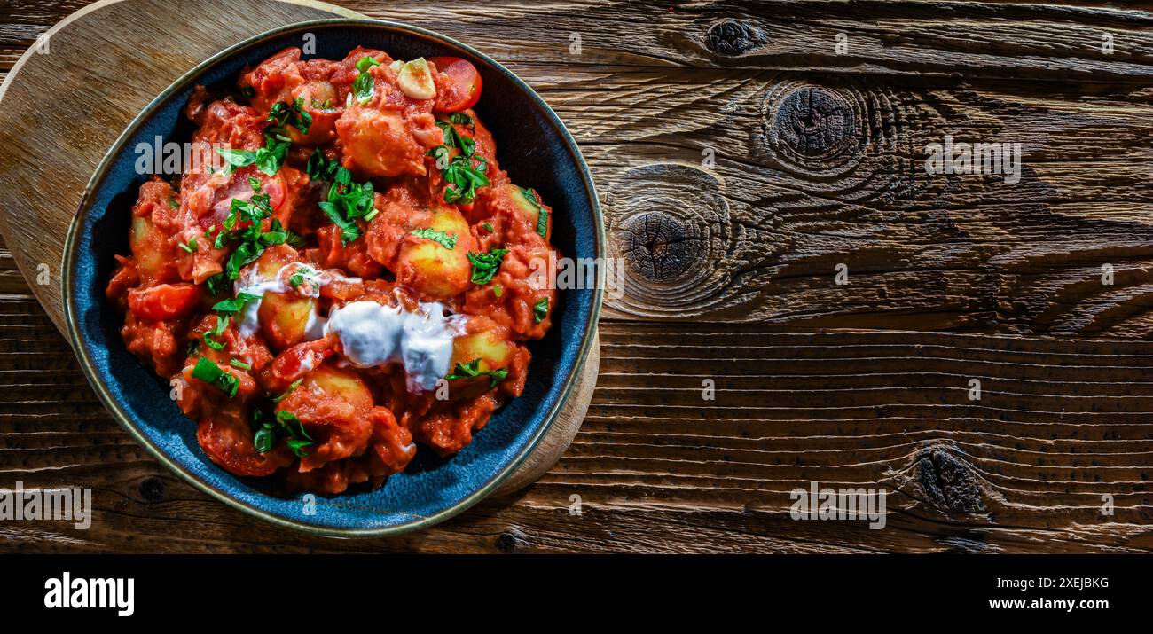Gnocchi crémeux à la tomate avec burrata Banque D'Images