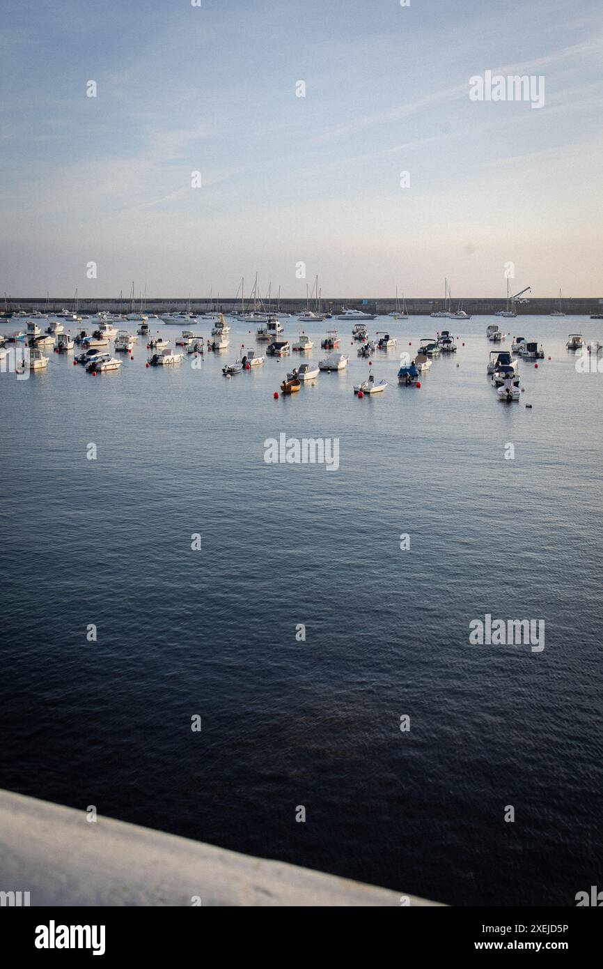 les bateaux sont amarrés à l'extérieur de la ville balnéaire espagnole Banque D'Images