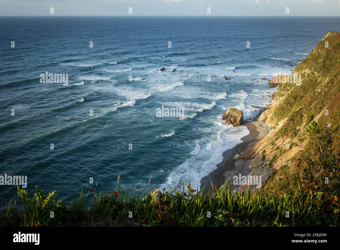 Des vagues écrasantes sur le rivage Banque D'Images