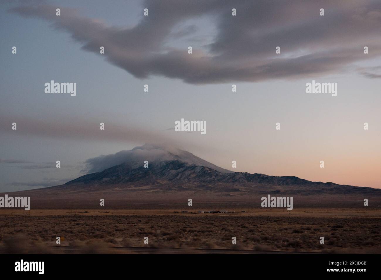 Prise de vue grand angle d'une montagne sombre au crépuscule Banque D'Images
