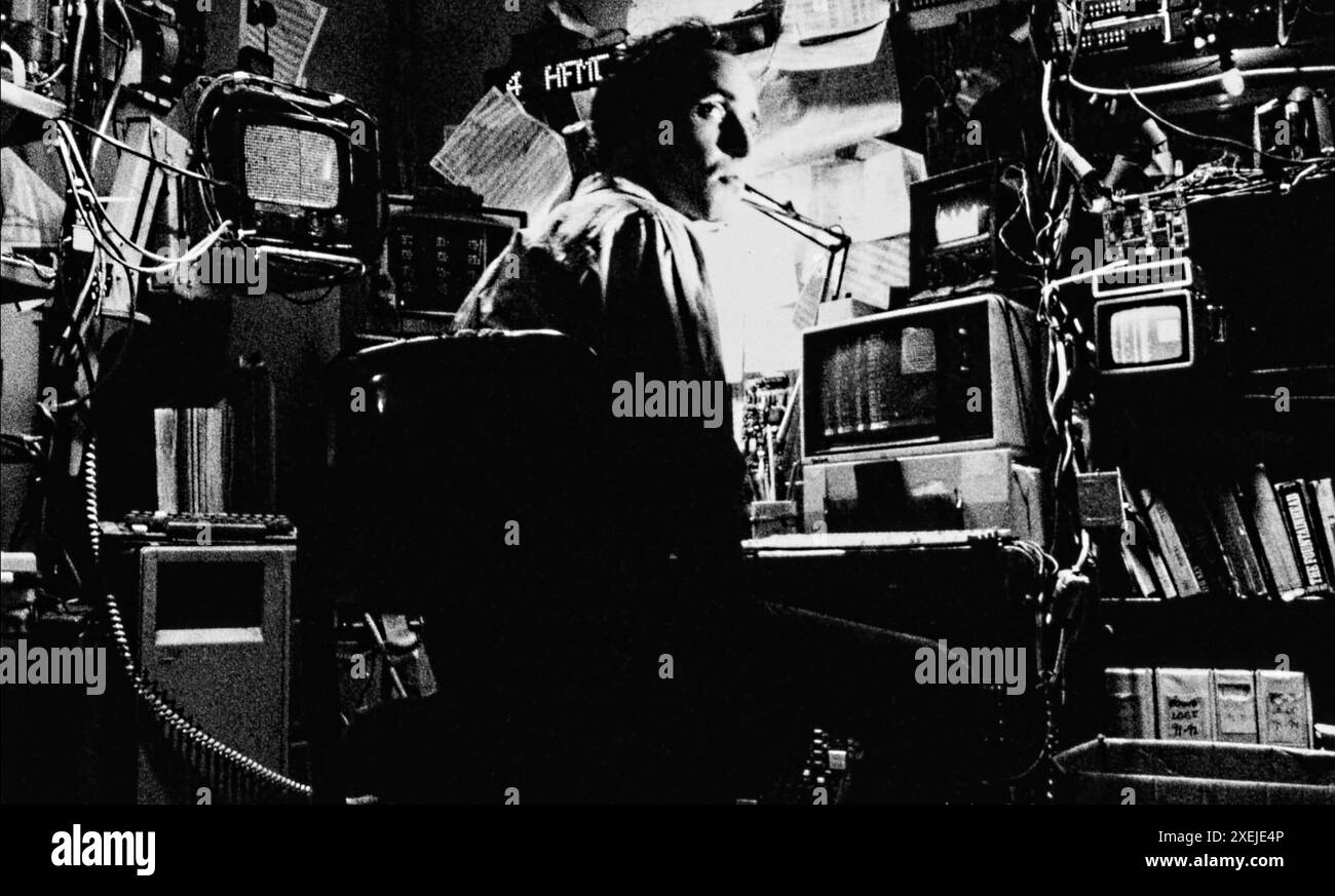 Pi (1998) réalisé par Darren Aronofsky et mettant en vedette Sean Gullette dans le rôle de Maximillian Cohen, un mathématicien paranoïaque qui cherche un numéro clé qui débloquera les modèles universels trouvés dans la nature. Publicité encore ***USAGE ÉDITORIAL SEULEMENT*** crédit : BFA / Artisan Entertainment Banque D'Images