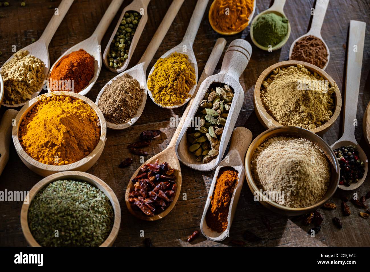 Composition avec assortiment d'épices et d'herbes. Banque D'Images