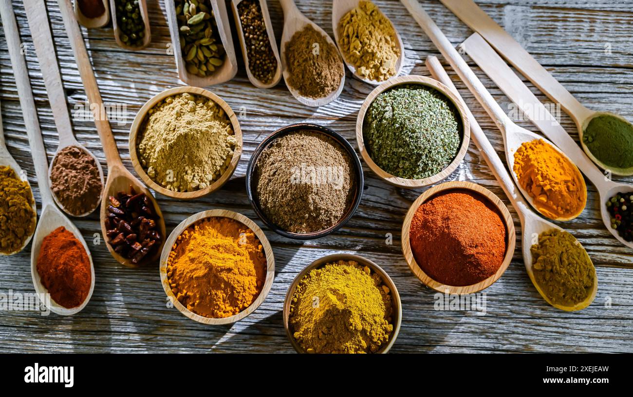Composition avec assortiment d'épices et d'herbes. Banque D'Images