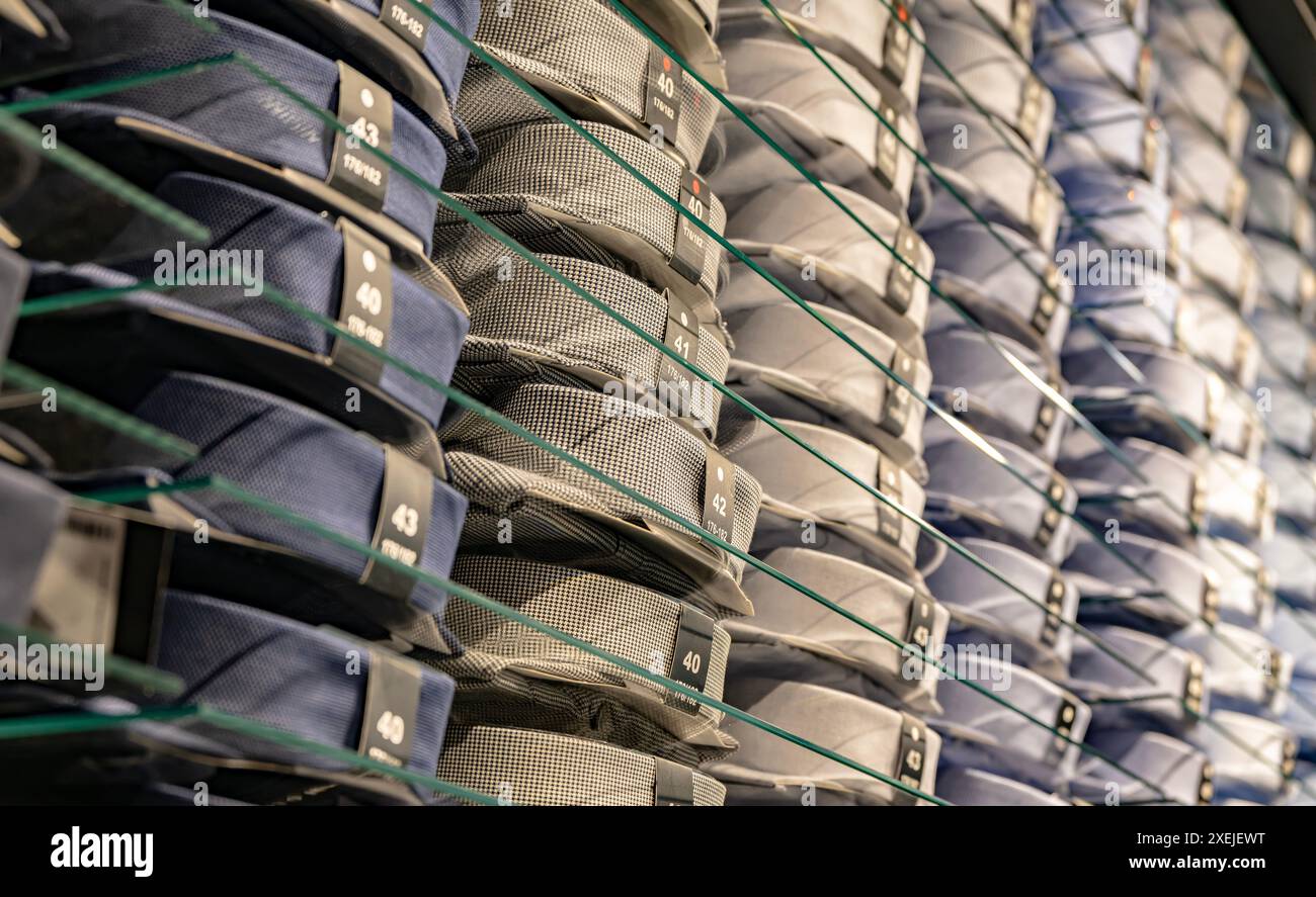 Chemises pour hommes sur l'étagère dans un magasin de vêtements. Banque D'Images