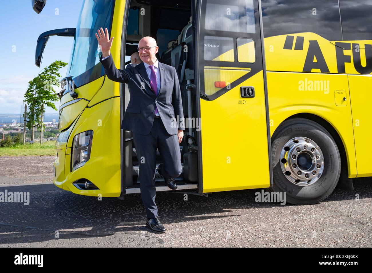 Édimbourg, Écosse, Royaume-Uni. 28 juin 2024. Au cours de la dernière semaine de campagne pour les élections générales, le premier ministre John Swinney et la chef adjointe du SNP, Kate Forbes, lancent le bus électoral du SNP à Calton Hill à Édimbourg. Le bus circulera en Écosse la semaine dernière sur le sentier de la campagne. Iain Masterton/Alamy Live News Banque D'Images