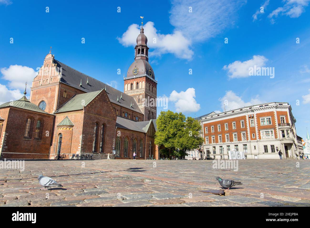 Vieille ville de Riga en Lettonie avec l'église RÄ«GAS Doms par une journée d'été ensoleillée Banque D'Images