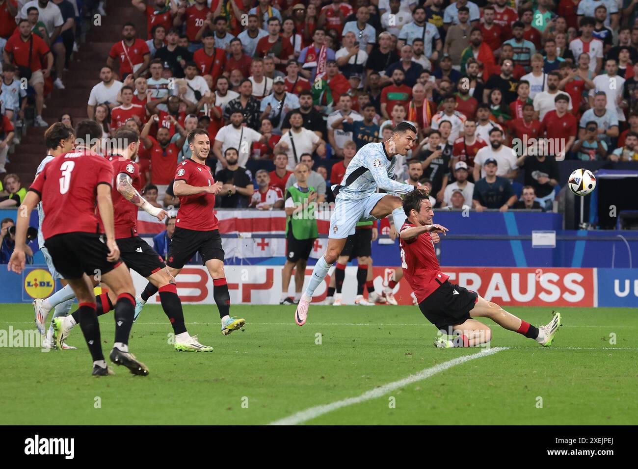 Gelsenkirchen, Allemagne. 26 juin 2024. Giorgi Gvelesiani, de Géorgie, dévie un Cristiano Ronaldo, du Portugal, tiré au-dessus de la barre transversale lors du match des Championnats d'Europe de l'UEFA à l'Arena Aufschalke, Gelsenkirchen. Le crédit photo devrait se lire : Jonathan Moscrop/Sportimage crédit : Sportimage Ltd/Alamy Live News Banque D'Images