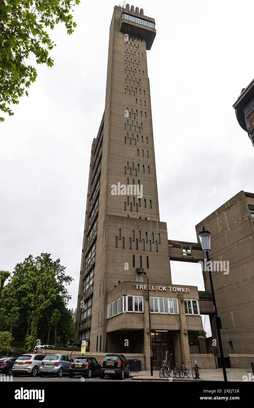 Londres, Royaume-Uni. 31 mai 2024. La tour Trellick à North Kensington, conçue par l'architecte Erno Goldfinger dans le style brutaliste, est vue d'en bas. Classée grade II*, la tour Trellick a été commandée par le Greater London Council et a ouvert ses portes en 1972. Crédit : Mark Kerrison/Alamy Live News Banque D'Images