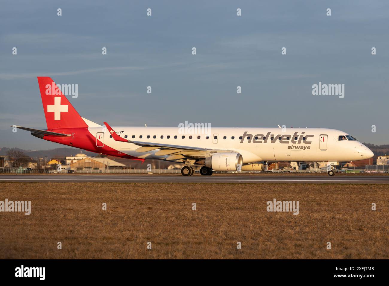 Graz, Autriche - 29 décembre 2023 : avion à réaction moderne Embraer 190LR de la compagnie aérienne régionale suisse Helvetic Airways Banque D'Images