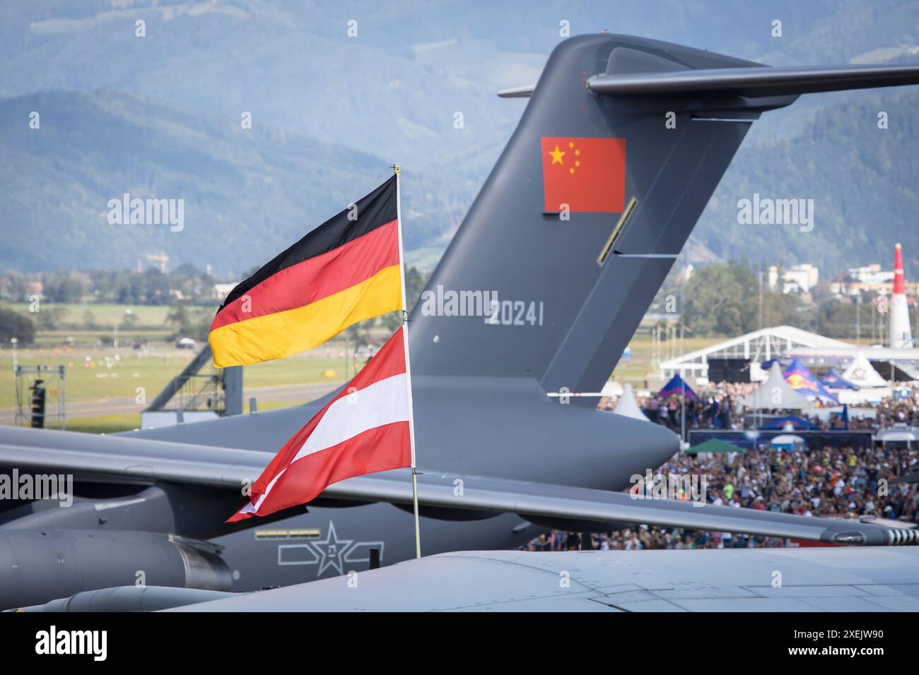 Drapeaux de l'Autriche et de l'Allemagne agitant devant un avion de transport militaire chinois Xian y-20 avec le drapeau chinois sur le tai Banque D'Images