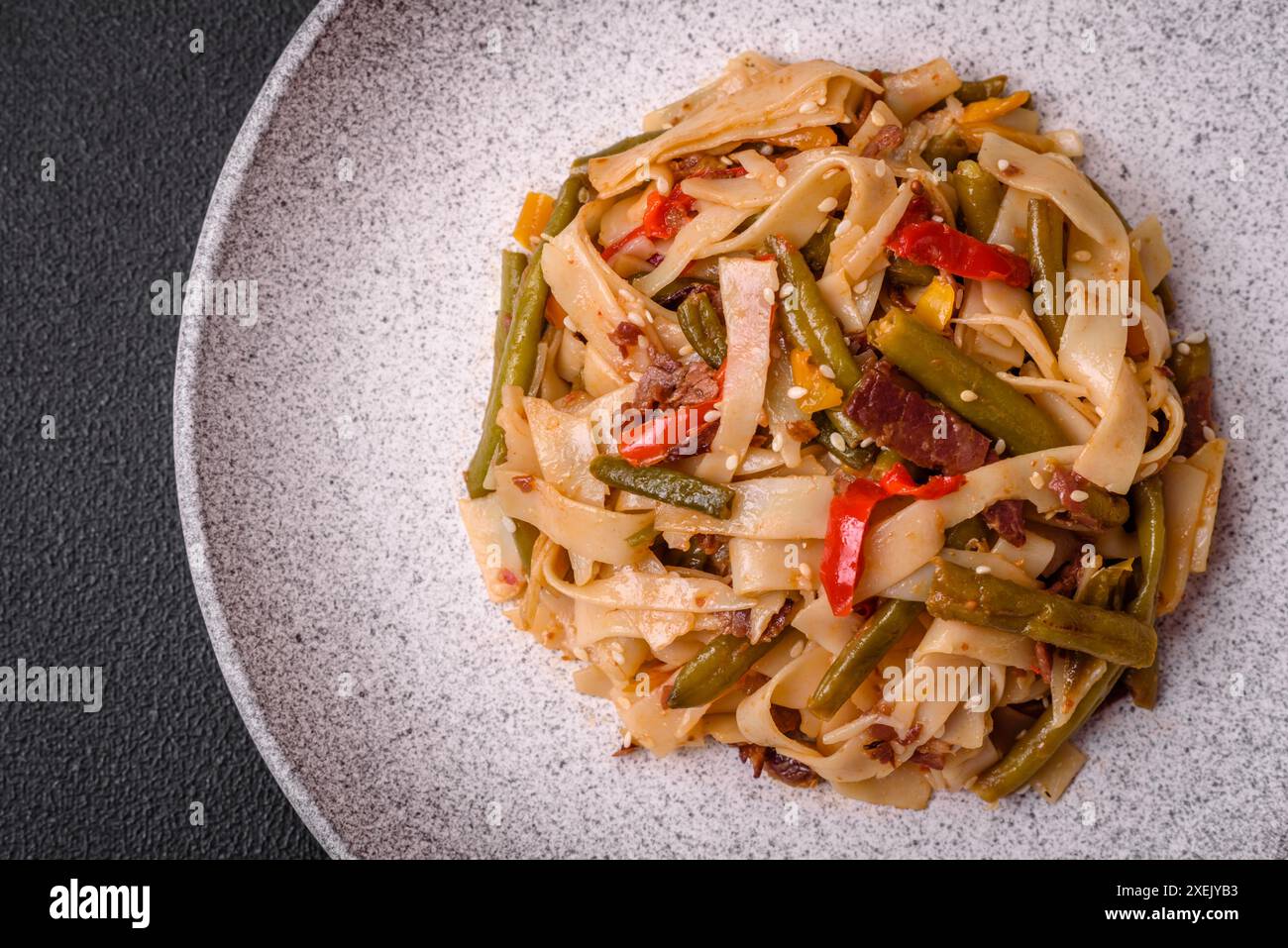 Délicieux plat asiatique udon avec piments forts, haricots verts, épices et herbes Banque D'Images