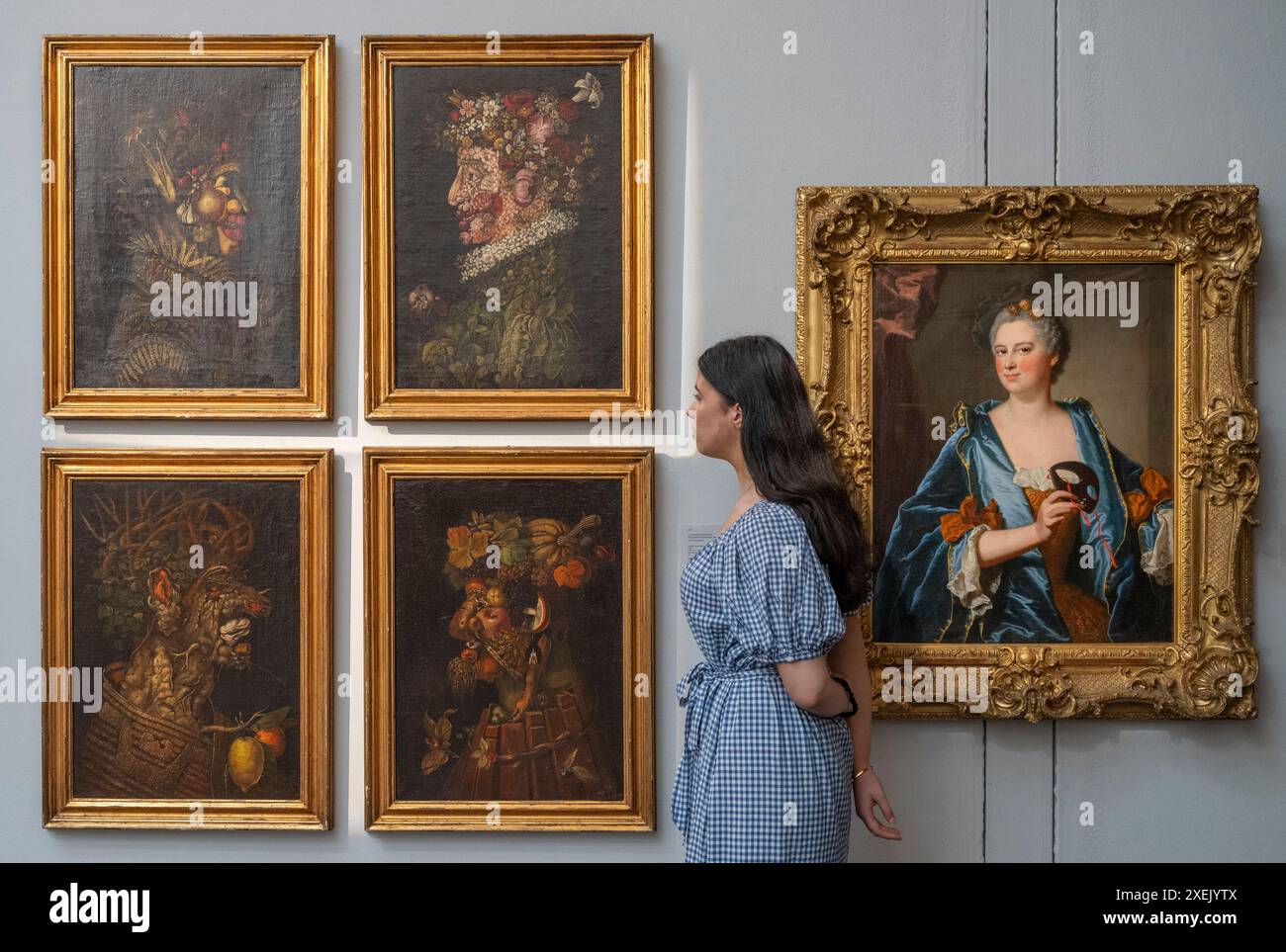 Sotheby's, Londres, Royaume-Uni. 28 juin 2024. La vente en soirée Sotheby's Old Masters a lieu le 3 juillet. Top lots incluent (à gauche) : quatre portaits anthropomorphes parFollower de Giuseppe Arcimboldo, les quatre saisons. Estimation £40,000-60,000, (à droite) Hyacinthe Rigaud, Portrait de Madame Grimond de la Reynière, née Marie-Madeleine Mazade (1716-1773), demi-longueur, vêtue d'un manteau de velours bleu et tenant un masque costumé, estimation £30,000-50,000. Crédit : Malcolm Park/Alamy Live News Banque D'Images