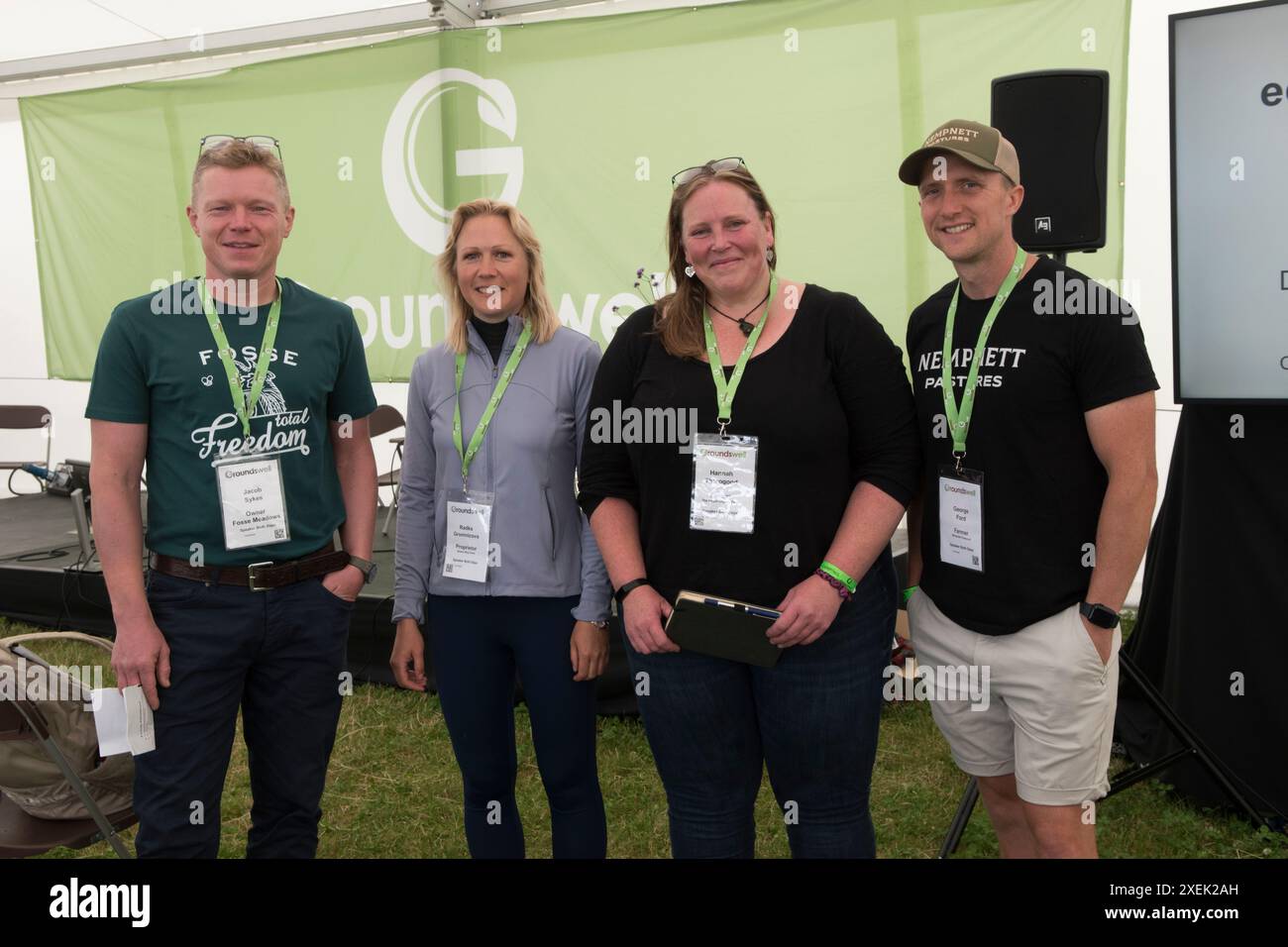 Houle de fond. Jacob Sykes fosse Meadows ferme de poulets de plein air, Dr Radka Gromnicova nature Way Farm, George Ford Nempnett Pastures, Hannah Thorogood Pastures for Life, l'agriculture à Inkpot Farm. Le festival agricole régénératif Lannock Manor Farm, Hitchin, Hertfordshire années 2024 2020 Royaume-Uni HOMER SYKES Banque D'Images