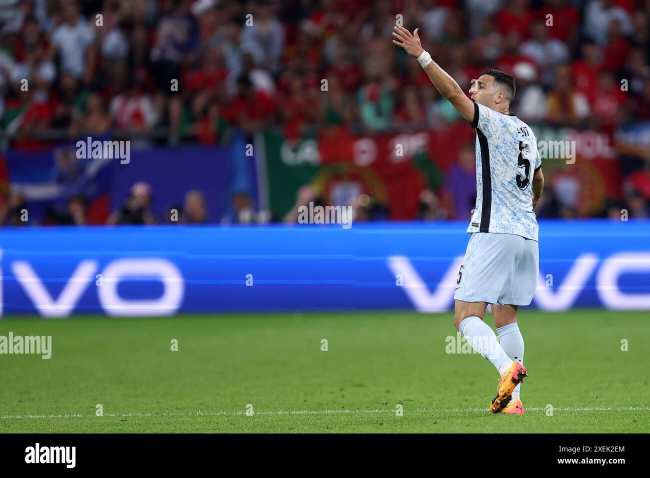 Diogo Dalot du Portugal fait des gestes lors du match de l'UEFA Euro