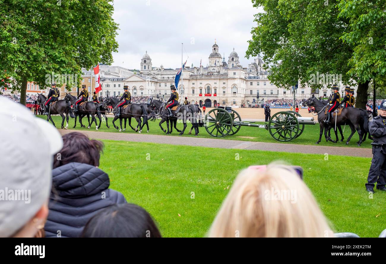 Regarder Trooping the Colour à Horseguard Parade sous la pluie , Londres , Angleterre , Royaume-Uni crédit Simon Dack Banque D'Images