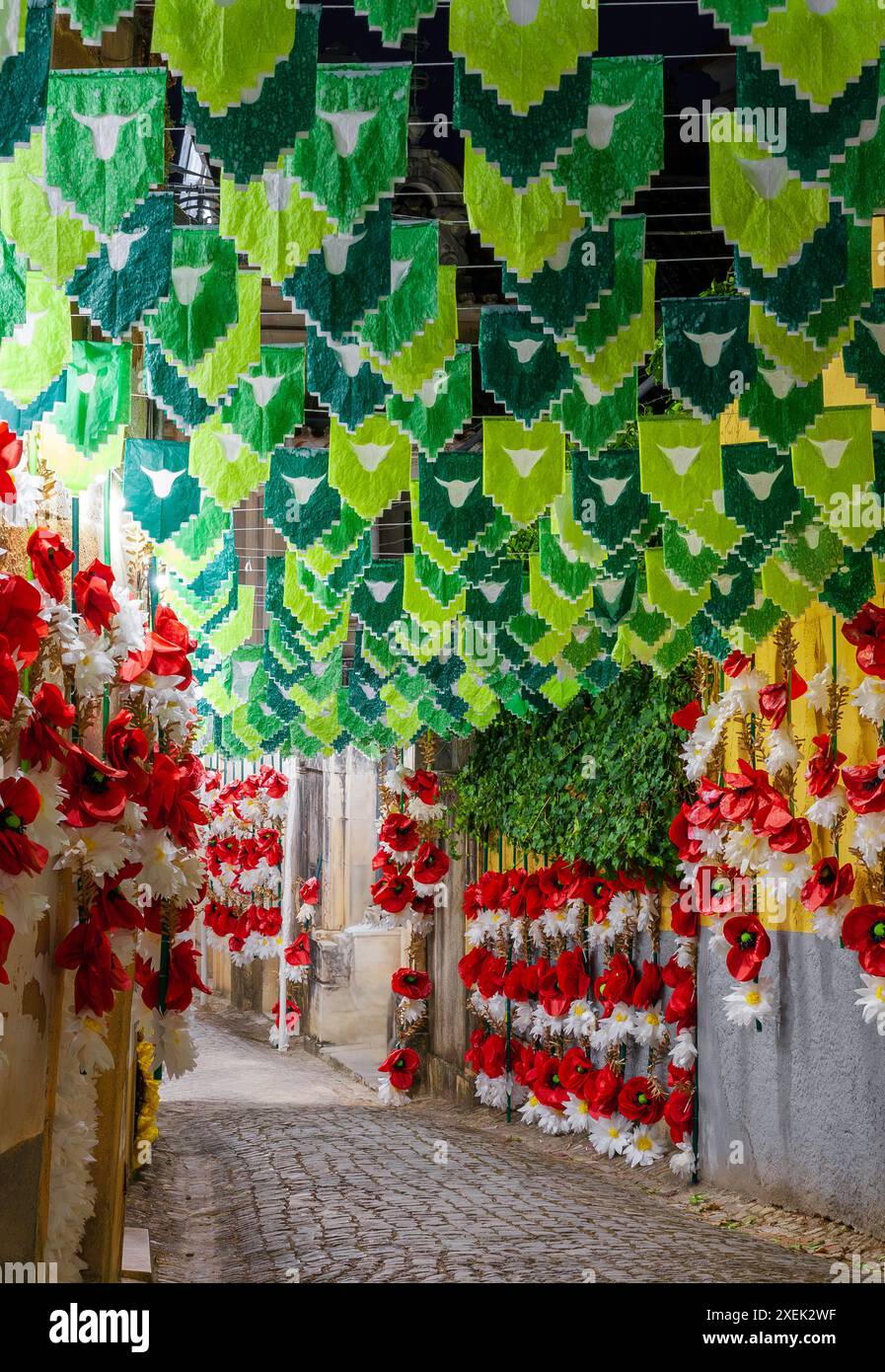 Une rue de fleurs en papier et de drapeaux à Festa dos Tabuleiros, Tomar Portugal, 2023 Banque D'Images