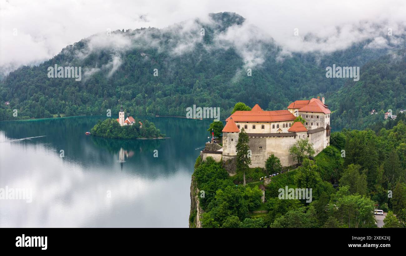 Photographie aérienne du château de Bled et du lac de Bled en été Banque D'Images
