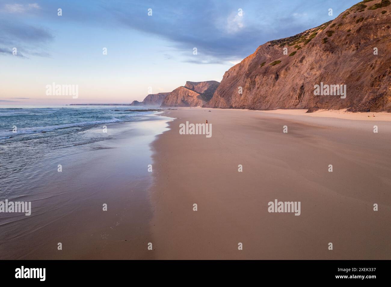 Vue aérienne drone de Sandy Shores de Cordoama Beach en Algarve Banque D'Images