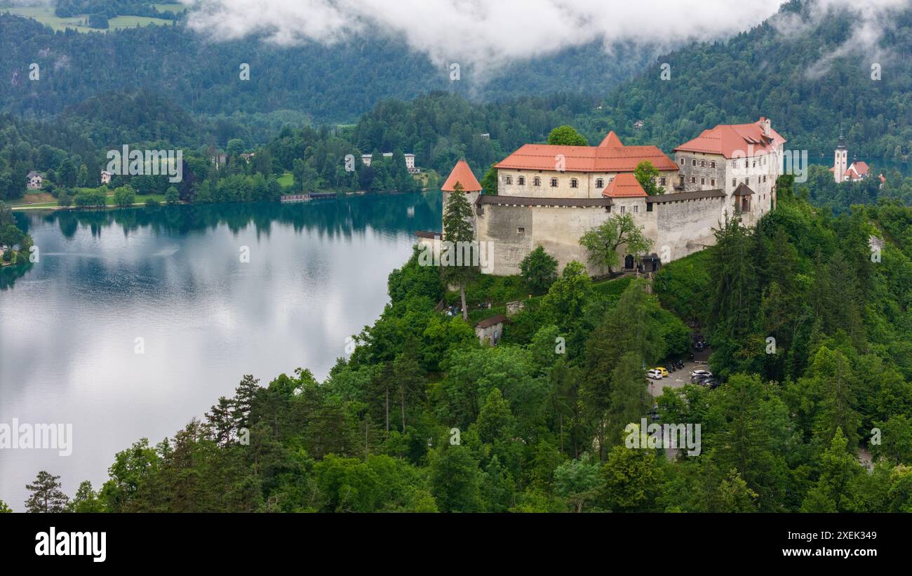 Vue panoramique de drone sur le château de Bled et le lac de Bled Banque D'Images