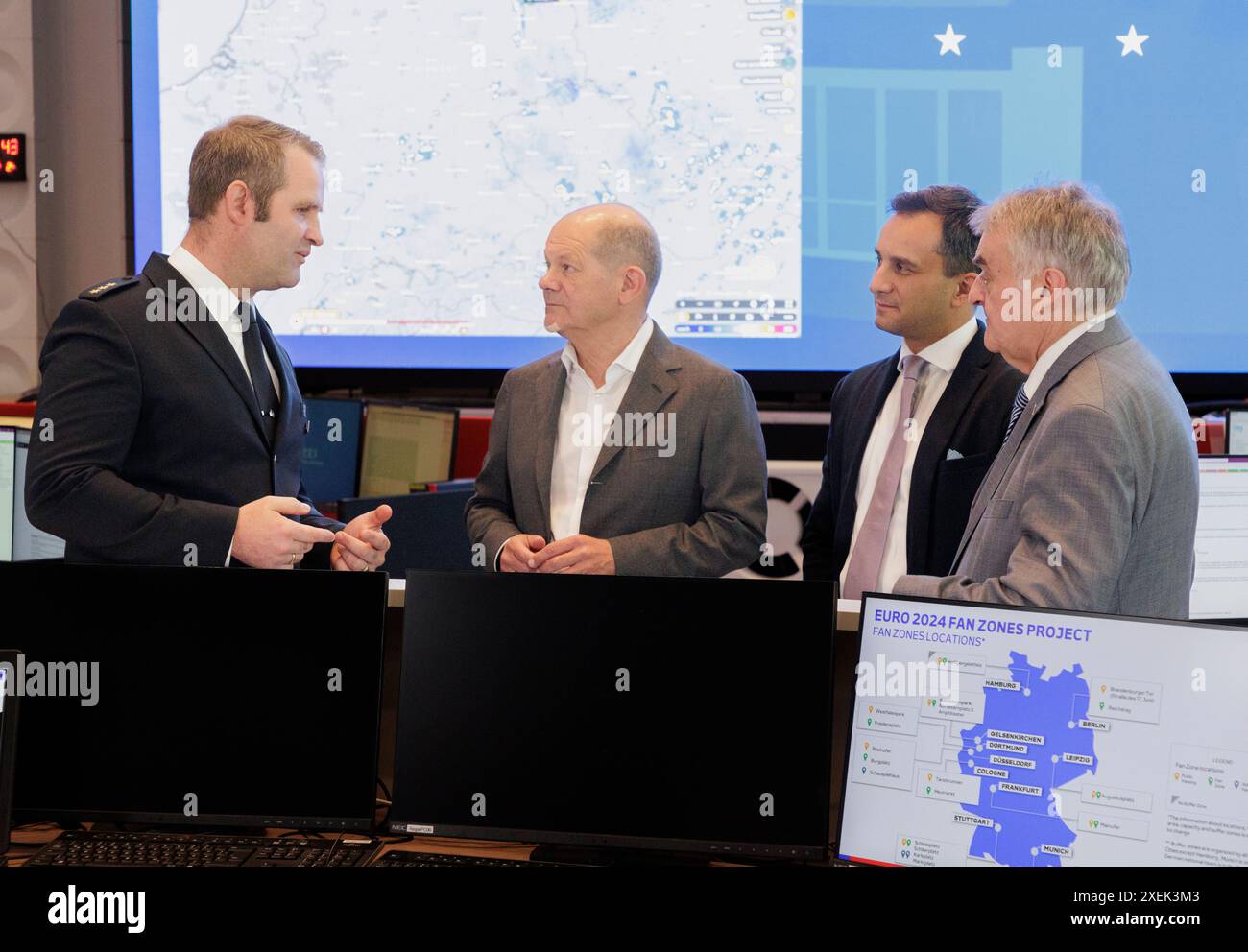 28.06.2024. Neuss. NRW-Innenminister Herbert Reul begrüßt Bundeskanzler Olaf Scholz anlässlich der Fußball-Europameisterschaft 2024 im International P Banque D'Images
