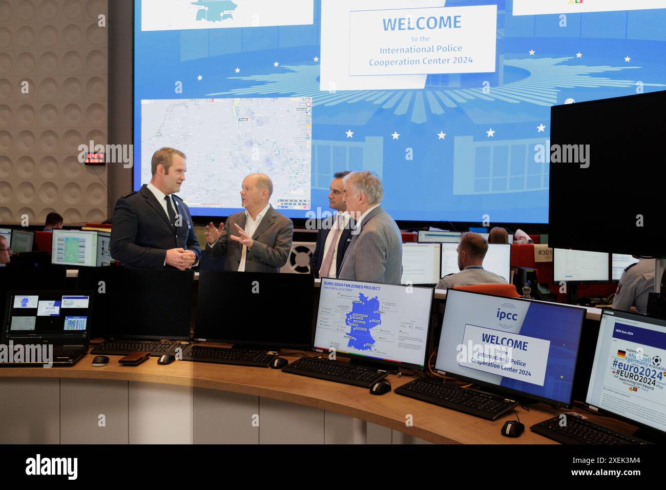 28.06.2024. Neuss. NRW-Innenminister Herbert Reul begrüßt Bundeskanzler Olaf Scholz anlässlich der Fußball-Europameisterschaft 2024 im International P Banque D'Images