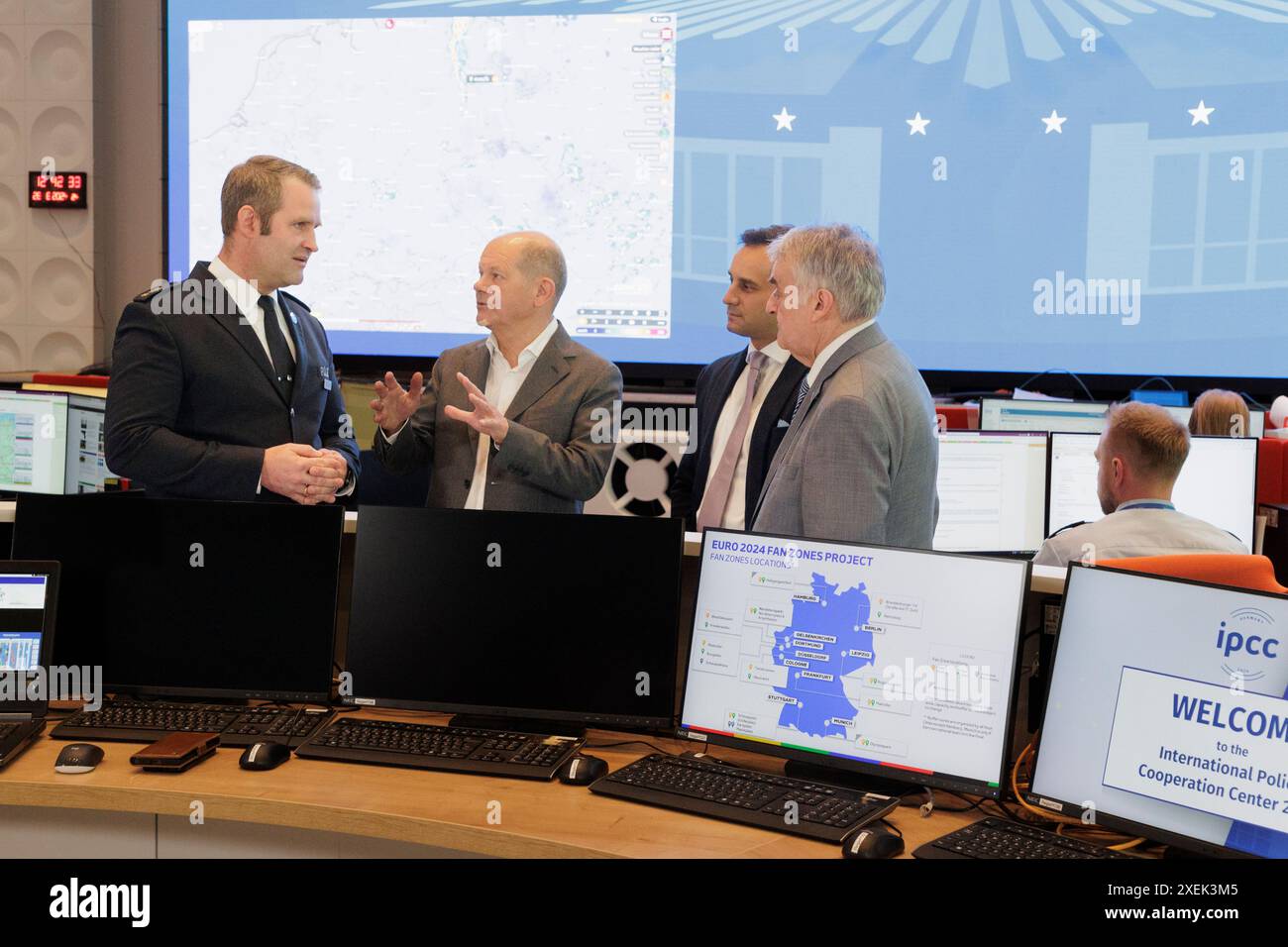 28.06.2024. Neuss. NRW-Innenminister Herbert Reul begrüßt Bundeskanzler Olaf Scholz anlässlich der Fußball-Europameisterschaft 2024 im International P Banque D'Images