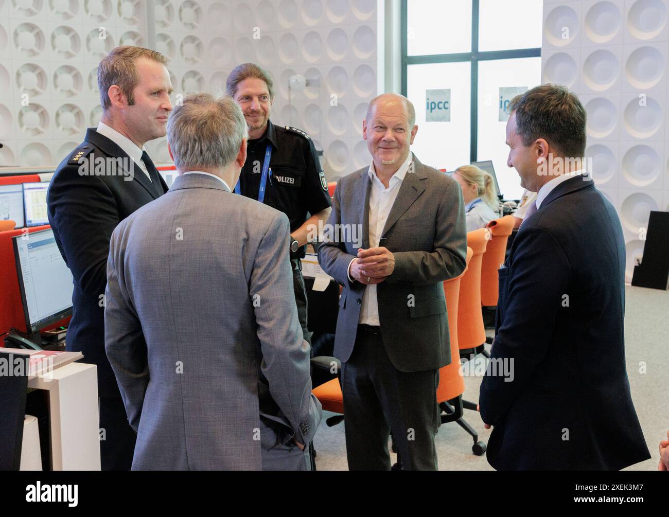 28.06.2024. Neuss. NRW-Innenminister Herbert Reul begrüßt Bundeskanzler Olaf Scholz anlässlich der Fußball-Europameisterschaft 2024 im International P Banque D'Images