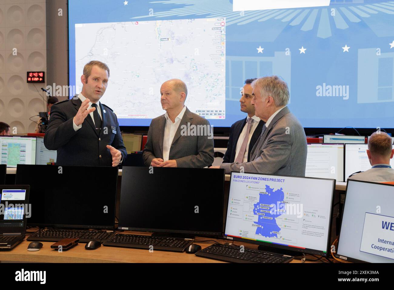 28.06.2024. Neuss. NRW-Innenminister Herbert Reul begrüßt Bundeskanzler Olaf Scholz anlässlich der Fußball-Europameisterschaft 2024 im International P Banque D'Images